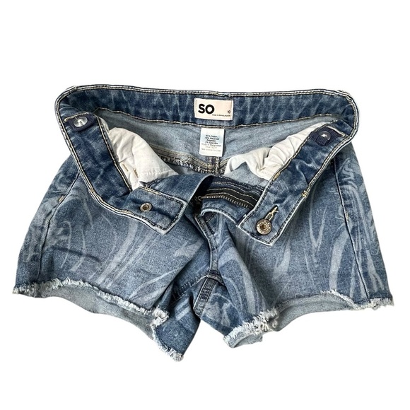 SO Blue Swirl Denim Shorts - Picture 2 of 6